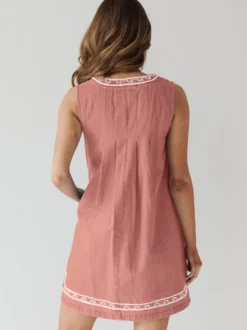 Robe courte en jean brodée pour femme - Robe d'été décontractée à col en V et noué sur le devant coupe babydoll avec poches - Vacances d'été à la plage 2026