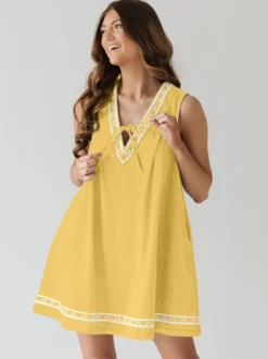 Robe courte en jean brodée pour femme - Robe d'été décontractée à col en V et noué sur le devant coupe babydoll avec poches - Vacances d'été à la plage 2026