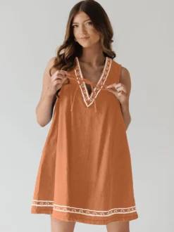 Robe courte en jean brodée pour femme - Robe d'été décontractée à col en V et noué sur le devant coupe babydoll avec poches - Vacances d'été à la plage 2026
