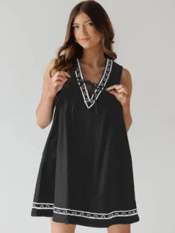 Robe courte en jean brodée pour femme - Robe d'été décontractée à col en V et noué sur le devant coupe babydoll avec poches - Vacances d'été à la plage 2026