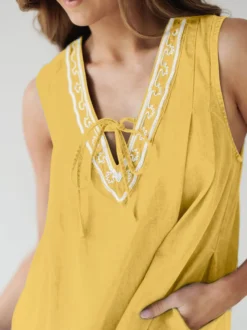 Robe courte en jean brodée pour femme - Robe d'été décontractée à col en V et noué sur le devant coupe babydoll avec poches - Vacances d'été à la plage 2026