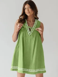 Robe courte en jean brodée pour femme - Robe d'été décontractée à col en V et noué sur le devant coupe babydoll avec poches - Vacances d'été à la plage 2026