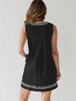 Robe courte en jean brodée pour femme - Robe d'été décontractée à col en V et noué sur le devant coupe babydoll avec poches - Vacances d'été à la plage 2026