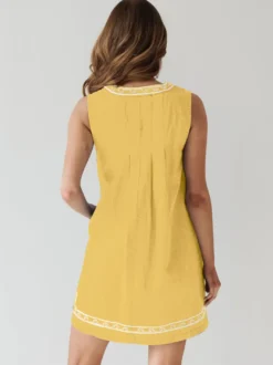 Robe courte en jean brodée pour femme - Robe d'été décontractée à col en V et noué sur le devant coupe babydoll avec poches - Vacances d'été à la plage 2026