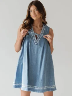 Robe courte en jean brodée pour femme - Robe d'été décontractée à col en V et noué sur le devant coupe babydoll avec poches - Vacances d'été à la plage 2026