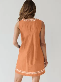 Robe courte en jean brodée pour femme - Robe d'été décontractée à col en V et noué sur le devant coupe babydoll avec poches - Vacances d'été à la plage 2026