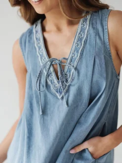 Robe courte en jean brodée pour femme - Robe d'été décontractée à col en V et noué sur le devant coupe babydoll avec poches - Vacances d'été à la plage 2026