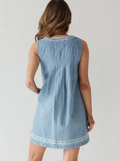 Robe courte en jean brodée pour femme - Robe d'été décontractée à col en V et noué sur le devant coupe babydoll avec poches - Vacances d'été à la plage 2026