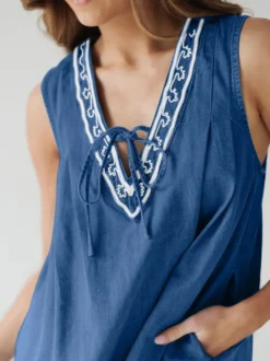 Robe courte en jean brodée pour femme - Robe d'été décontractée à col en V et noué sur le devant coupe babydoll avec poches - Vacances d'été à la plage 2026