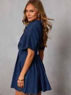 Robe courte en jean à manches courtes pour femme - Robe chemise en jean bleu foncé plissée à taille boutonnée - Idéale pour une soirée décontractée d'été 2026