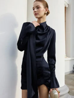Robe courte en satin bleu marine pour femme - Élégante robe à col montant froncé et manches évasées - Idéale pour un cocktail de printemps 2026