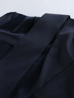 Robe courte en satin bleu marine pour femme - Élégante robe à col montant froncé et manches évasées - Idéale pour un cocktail de printemps 2026