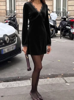 Robe courte en velours noir pour femme col V bordure en dentelle manches longues coupe cintrée idéale pour les soirées en boîte de nuit.