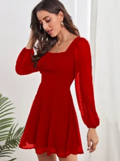 Robe Courte Femme en Mousseline à Col Carré avec Manches Longues Amples Coupe Cintrée Bas Evasée Unicolore