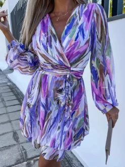 Robe courte imprimée encolure surplis ceinturée manches lanternes mini robes