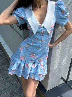 Robe courte à imprimé floral manches bouffantes col Claudine et lacets dans le dos été 2026