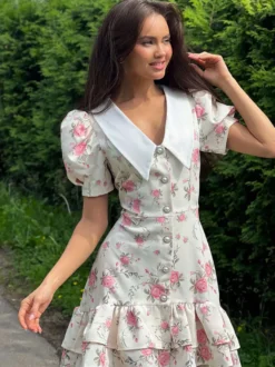 Robe courte à imprimé floral manches bouffantes col Claudine et lacets dans le dos été 2026