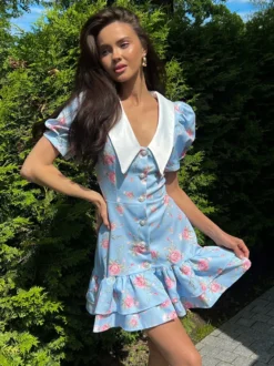 Robe courte à imprimé floral manches bouffantes col Claudine et lacets dans le dos été 2026
