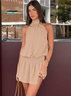 Robe courte kaki sans manches dos nu col montant taille naturelle