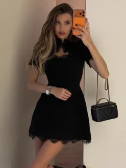 Robe courte élégante noire à col montant et manches courtes coupe trapèze ornée de dentelle et à découpe en forme de goutte - Idéale pour une fête d'anniversaire printanière (2026)