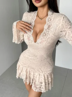 Robe courte à manches longues col en V dentelle superposée et ourlet à volants collection femme 2026