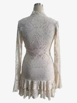 Robe courte à manches longues col en V dentelle superposée et ourlet à volants collection femme 2026