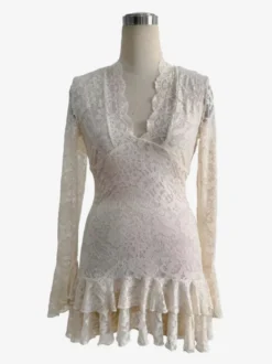 Robe courte à manches longues col en V dentelle superposée et ourlet à volants collection femme 2026