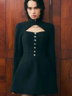 Robe courte à manches longues et découpes pour femme - Robe à col montant et boutons - Idéale pour une soirée romantique printanière 2026