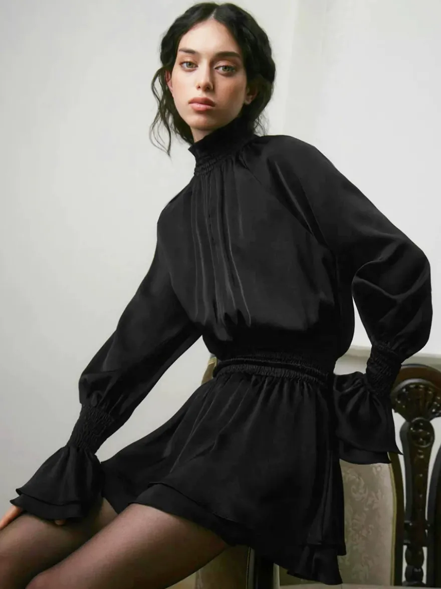 Robe courte noire en satin à volants et col montant manches bouffantes col montant et taille haute idéale pour tous les jours.
