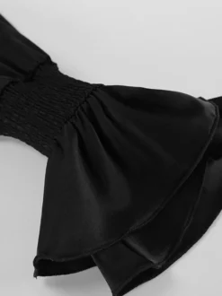 Robe courte noire en satin à volants et col montant manches bouffantes col montant et taille haute idéale pour tous les jours.