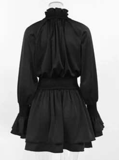 Robe courte noire en satin à volants et col montant manches bouffantes col montant et taille haute idéale pour tous les jours.