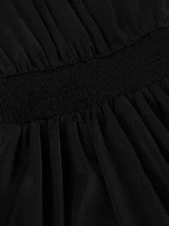 Robe courte noire en satin à volants et col montant manches bouffantes col montant et taille haute idéale pour tous les jours.
