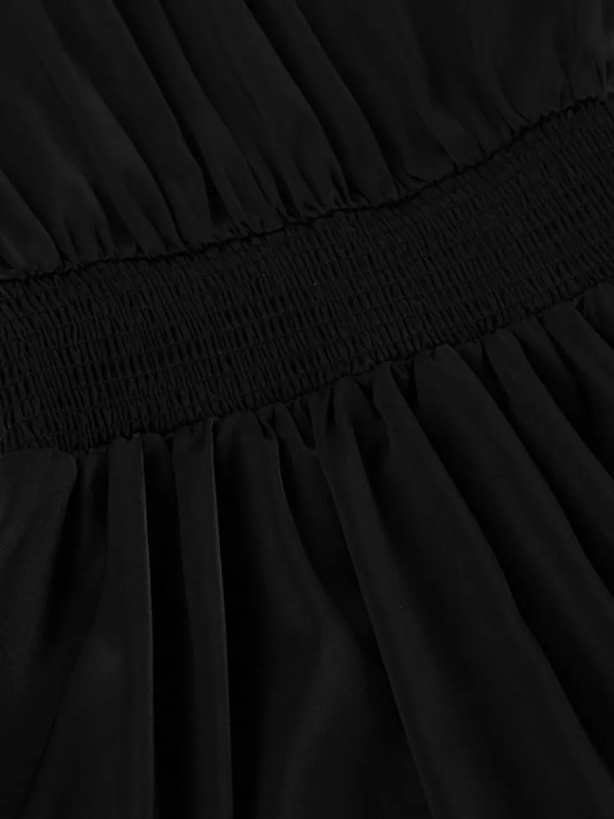 Robe courte noire en satin à volants et col montant manches bouffantes col montant et taille haute idéale pour tous les jours.
