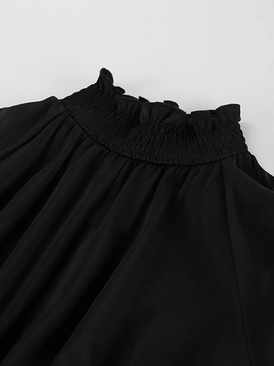 Robe courte noire en satin à volants et col montant manches bouffantes col montant et taille haute idéale pour tous les jours.