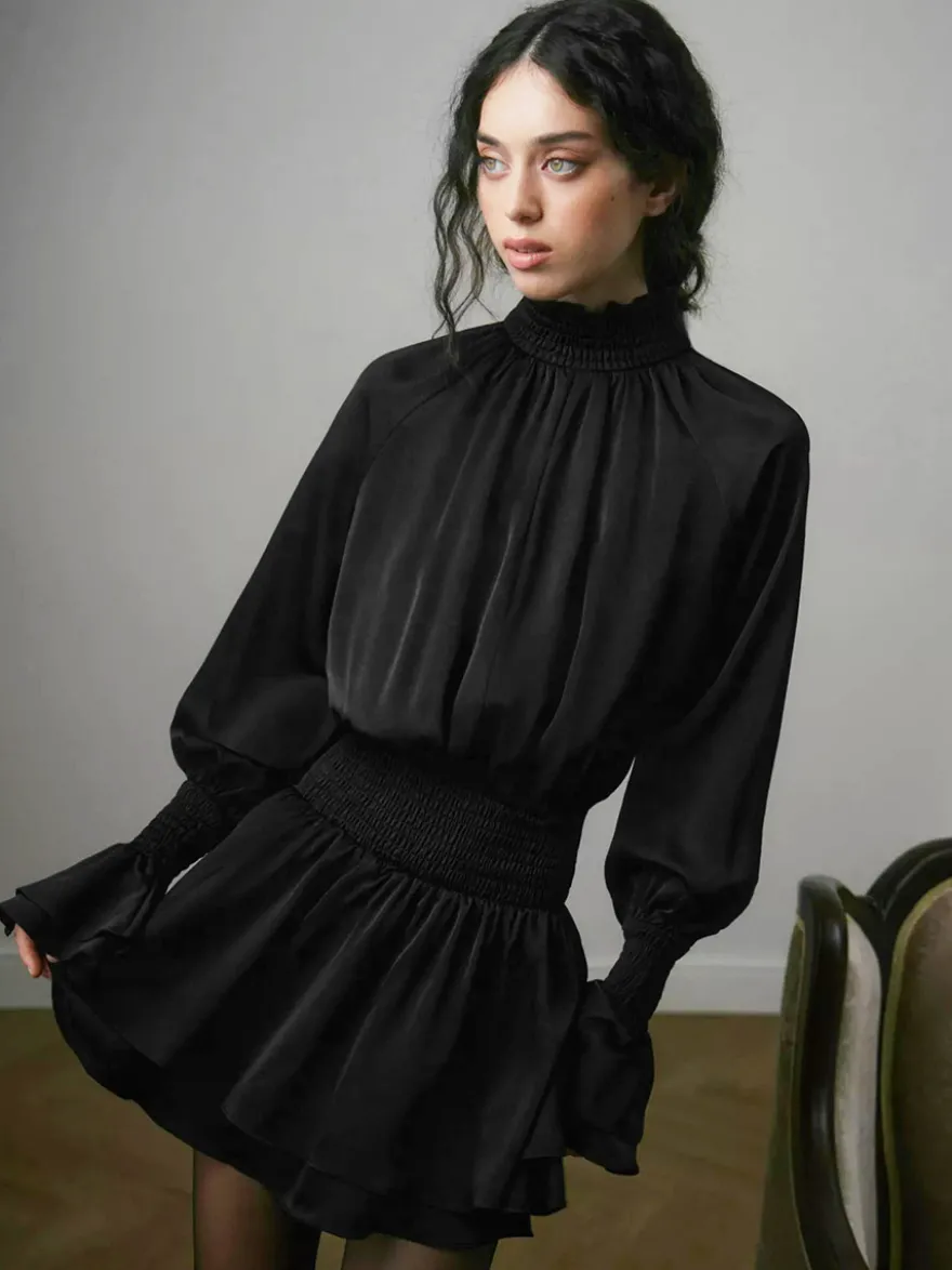 Robe courte noire en satin à volants et col montant manches bouffantes col montant et taille haute idéale pour tous les jours.