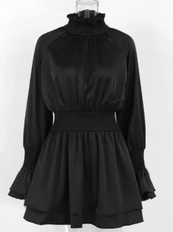 Robe courte noire en satin à volants et col montant manches bouffantes col montant et taille haute idéale pour tous les jours.