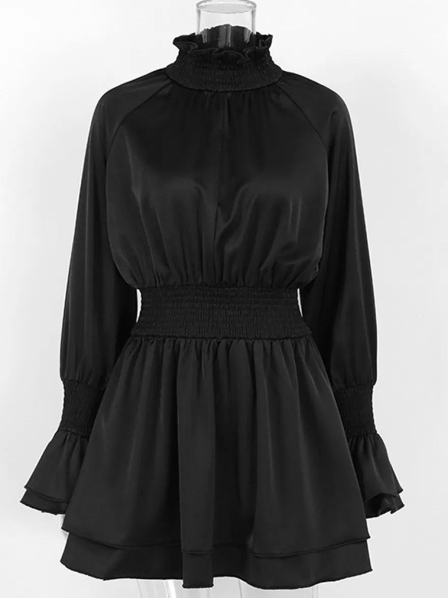 Robe courte noire en satin à volants et col montant manches bouffantes col montant et taille haute idéale pour tous les jours.