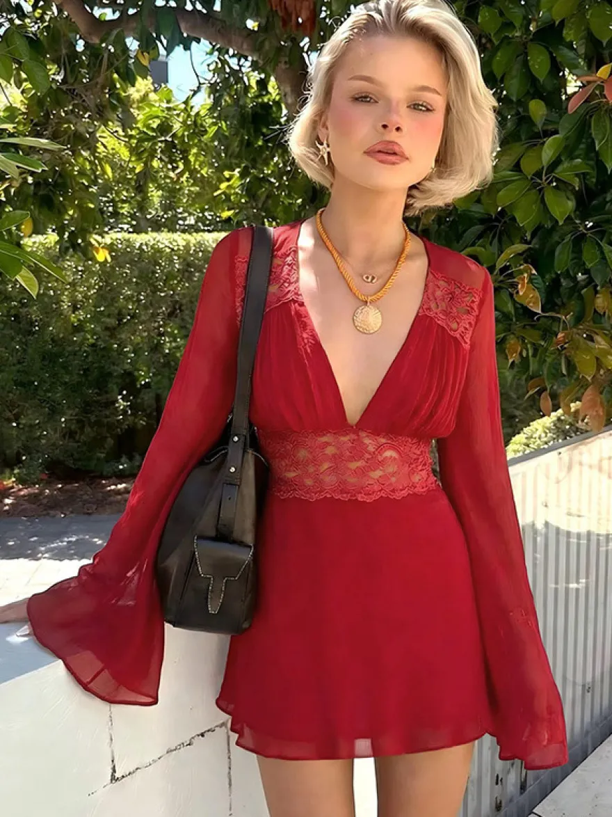 Robe courte patchwork en dentelle pour femme - Décolleté plongeant en V manches évasées taille empire - Idéale pour une soirée romantique à la plage au printemps 2026