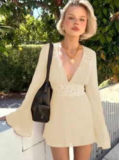 Robe courte patchwork en dentelle pour femme - Décolleté plongeant en V manches évasées taille empire - Idéale pour une soirée romantique à la plage au printemps 2026