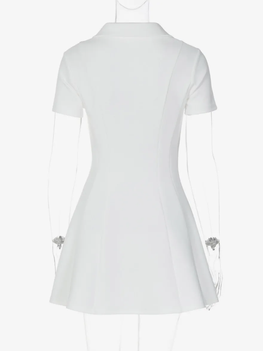 Robe courte plissée à manches courtes et col en V style décontracté écru et blanc idéale pour un rendez-vous galant.