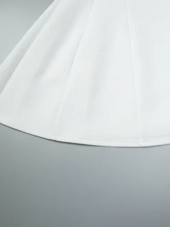 Robe courte plissée à manches courtes et col en V style décontracté écru et blanc idéale pour un rendez-vous galant.