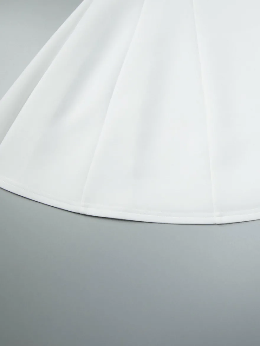 Robe courte plissée à manches courtes et col en V style décontracté écru et blanc idéale pour un rendez-vous galant.