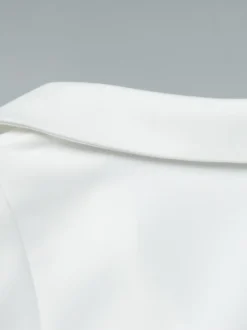 Robe courte plissée à manches courtes et col en V style décontracté écru et blanc idéale pour un rendez-vous galant.