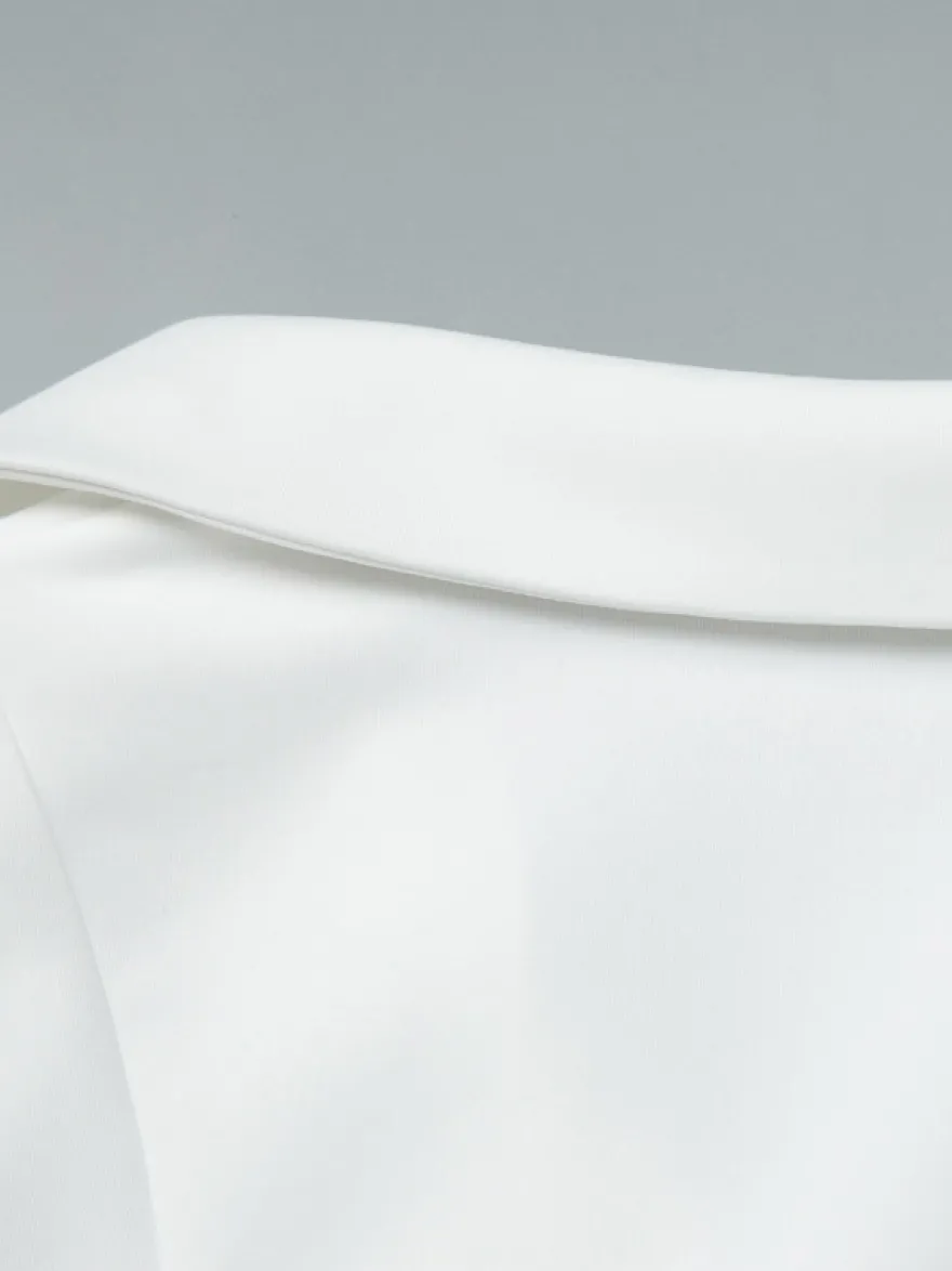Robe courte plissée à manches courtes et col en V style décontracté écru et blanc idéale pour un rendez-vous galant.