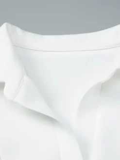Robe courte plissée à manches courtes et col en V style décontracté écru et blanc idéale pour un rendez-vous galant.