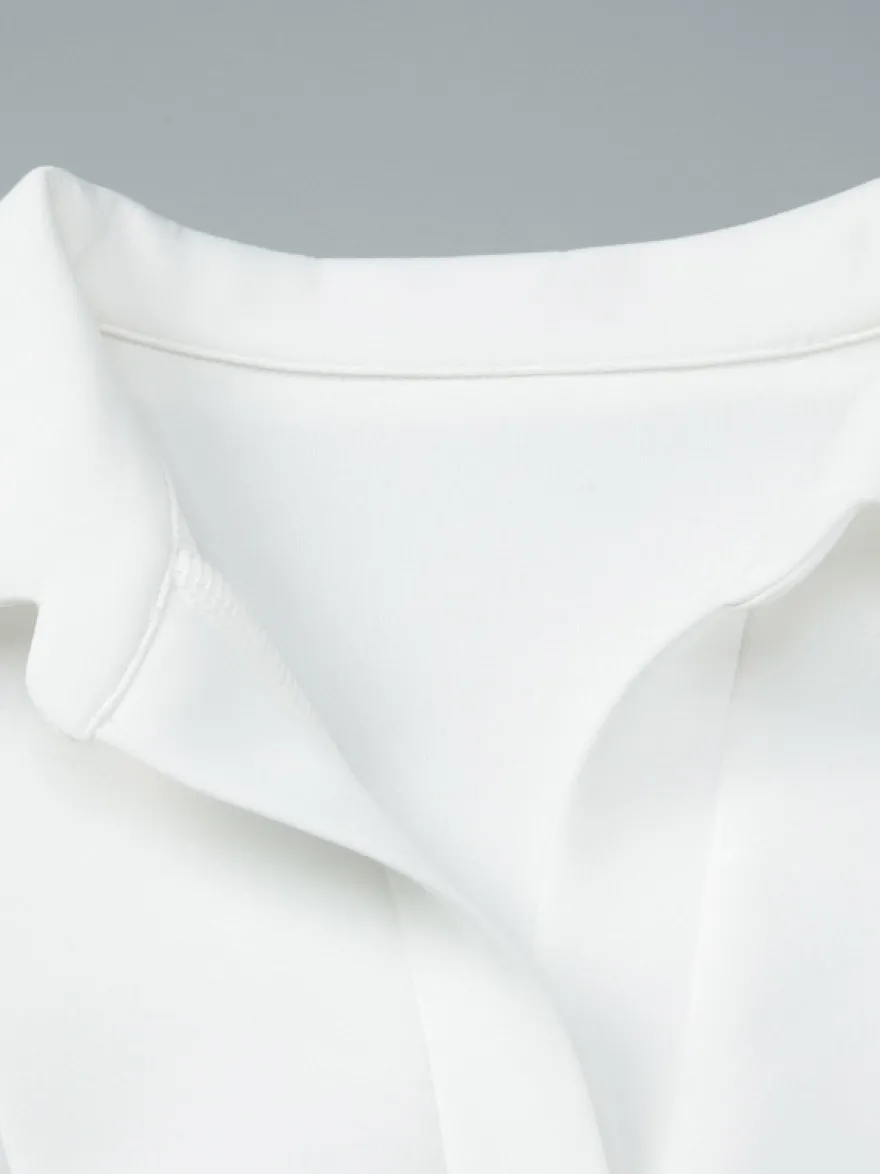 Robe courte plissée à manches courtes et col en V style décontracté écru et blanc idéale pour un rendez-vous galant.