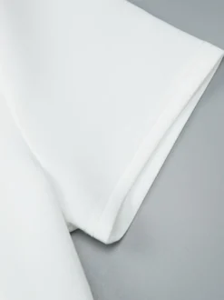 Robe courte plissée à manches courtes et col en V style décontracté écru et blanc idéale pour un rendez-vous galant.
