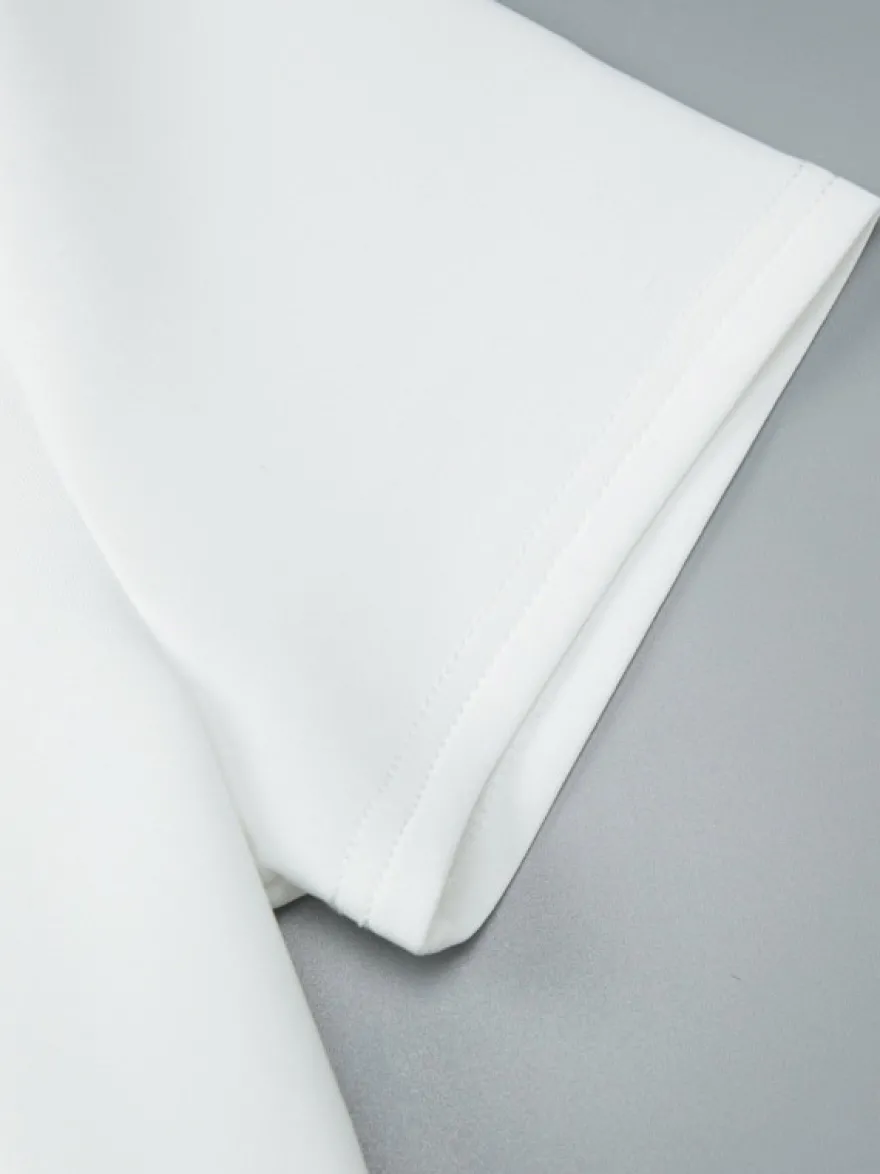 Robe courte plissée à manches courtes et col en V style décontracté écru et blanc idéale pour un rendez-vous galant.
