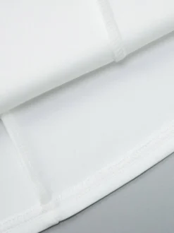 Robe courte plissée à manches courtes et col en V style décontracté écru et blanc idéale pour un rendez-vous galant.
