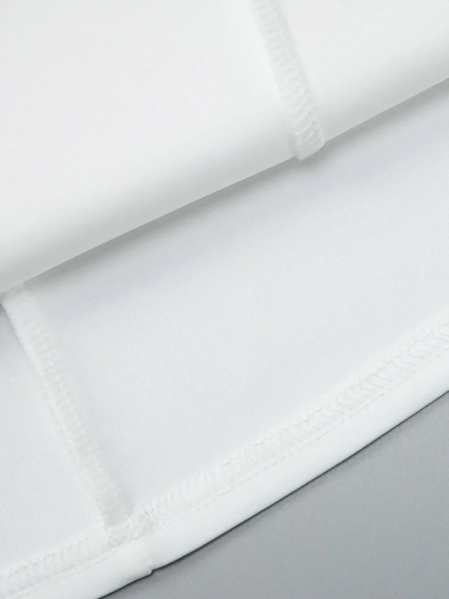 Robe courte plissée à manches courtes et col en V style décontracté écru et blanc idéale pour un rendez-vous galant.